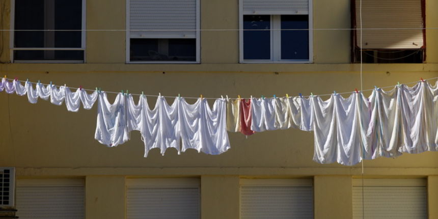 Zadar, 171011. Tiramol je dalmatinski naziv za konop na kojem se susi rublje, u starom dijelovima grada tiramoli vise izmedju prozora, balkona i stepenista iznad glava prolaznika, a opjevani su i u dalmatinskim pjesmama.Foto: Jure Miskovic / CROPIX Zadar, 171011. Tiramol je dalmatinski naziv za konop na kojem se susi rublje, u starom dijelovima grada tiramoli vise izmedju prozora, balkona i stepenista iznad glava prolaznika, a opjevani su i u dalmatinskim pjesmama.Foto: Jure Miskovic / CROPIX