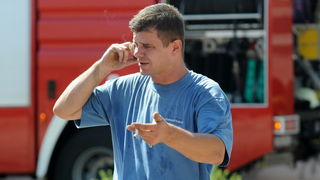 Zadar, 100911.
Na zadarskom zeljeznickom kolodvoru danas oko 12 sati zapalio se klima uredjaj u sinobusu. Nitko nije ozljedjen.
Na fotografiji: vlakovodja zapaljenog vlaka.
Foto: Andrija Lucic / CROPIX Zadar, 100911.
Na zadarskom zeljeznickom kolodvoru danas oko 12 sati zapalio se klima uredjaj u sinobusu. Nitko nije ozljedjen.
Na fotografiji: vlakovodja zapaljenog vlaka.
Foto: Andrija Lucic / CROPIX