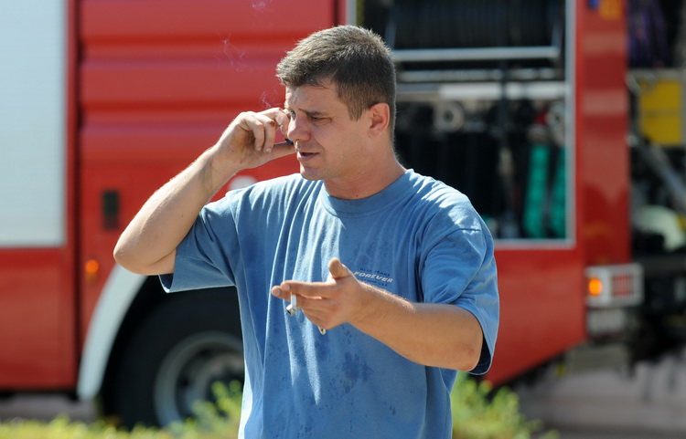 Zadar, 100911.
Na zadarskom zeljeznickom kolodvoru danas oko 12 sati zapalio se klima uredjaj u sinobusu. Nitko nije ozljedjen.
Na fotografiji: vlakovodja zapaljenog vlaka.
Foto: Andrija Lucic / CROPIX Zadar, 100911.
Na zadarskom zeljeznickom kolodvoru danas oko 12 sati zapalio se klima uredjaj u sinobusu. Nitko nije ozljedjen.
Na fotografiji: vlakovodja zapaljenog vlaka.
Foto: Andrija Lucic / CROPIX