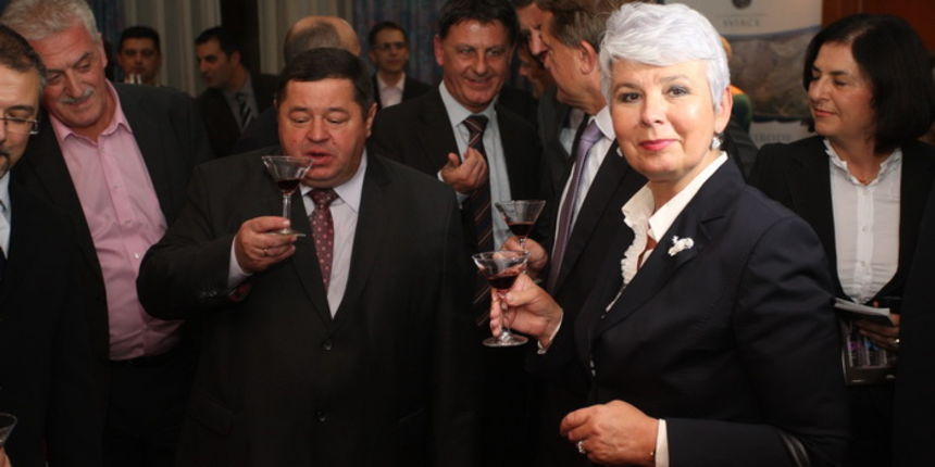 Zadar, 031111.
Hotel Kolovare.
Predsjednica Vlade RH Jadranka Kosor u drustvu svojih ministara Bozidara Kalmete, Petra Cobankovica, Jasena Mesica i Branka Bacica otvorila je 21. medjunarodnu manifestaciju vinogradara i vinara Sabatina 2011.
Na slici: Pe Zadar, 031111.
Hotel Kolovare.
Predsjednica Vlade RH Jadranka Kosor u drustvu svojih ministara Bozidara Kalmete, Petra Cobankovica, Jasena Mesica i Branka Bacica otvorila je 21. medjunarodnu manifestaciju vinogradara i vinara Sabatina 2011.
Na slici: Pe