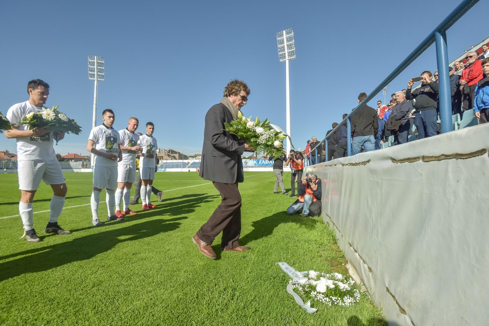 Igrači i navijači NK Zadar obilježili 10. obljetnicu tragične smrti Hrvoja Ćustića Igrači i navijači NK Zadar obilježili 10. obljetnicu tragične smrti Hrvoja Ćustića