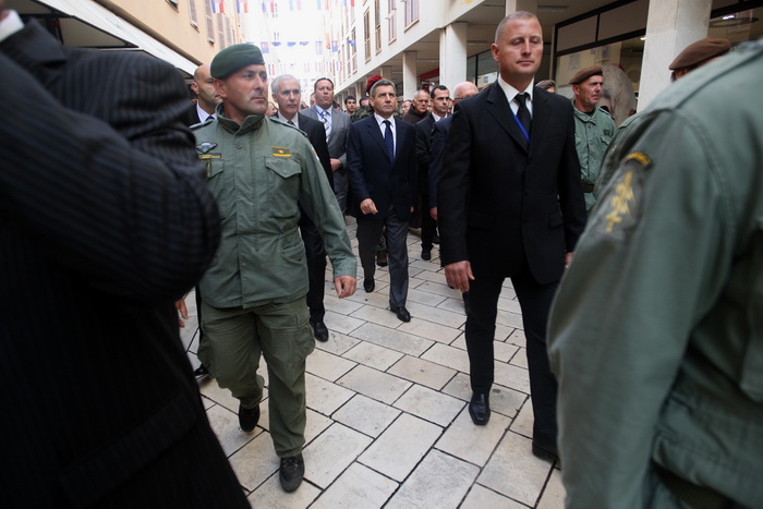 Zadar, 241112.
Obiljezavanje Dana grada Zadra i dolazak generala Ante Gotovine pocasnog gradjanina grada Zadra. Ante Gotovina je nakon katedrale krenuo Kalelargom prema HNK gdje se odrzava svecana sjednica povodom Dana grada.
Na fotografiji: general Ante Zadar, 241112.
Obiljezavanje Dana grada Zadra i dolazak generala Ante Gotovine pocasnog gradjanina grada Zadra. Ante Gotovina je nakon katedrale krenuo Kalelargom prema HNK gdje se odrzava svecana sjednica povodom Dana grada.
Na fotografiji: general Ante