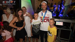 Svečani doček svjetskih prvaka Mihovila i Šime Fantele na Narodnom trgu Svečani doček svjetskih prvaka Mihovila i Šime Fantele na Narodnom trgu