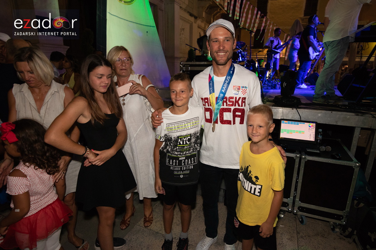 Svečani doček svjetskih prvaka Mihovila i Šime Fantele na Narodnom trgu Svečani doček svjetskih prvaka Mihovila i Šime Fantele na Narodnom trgu