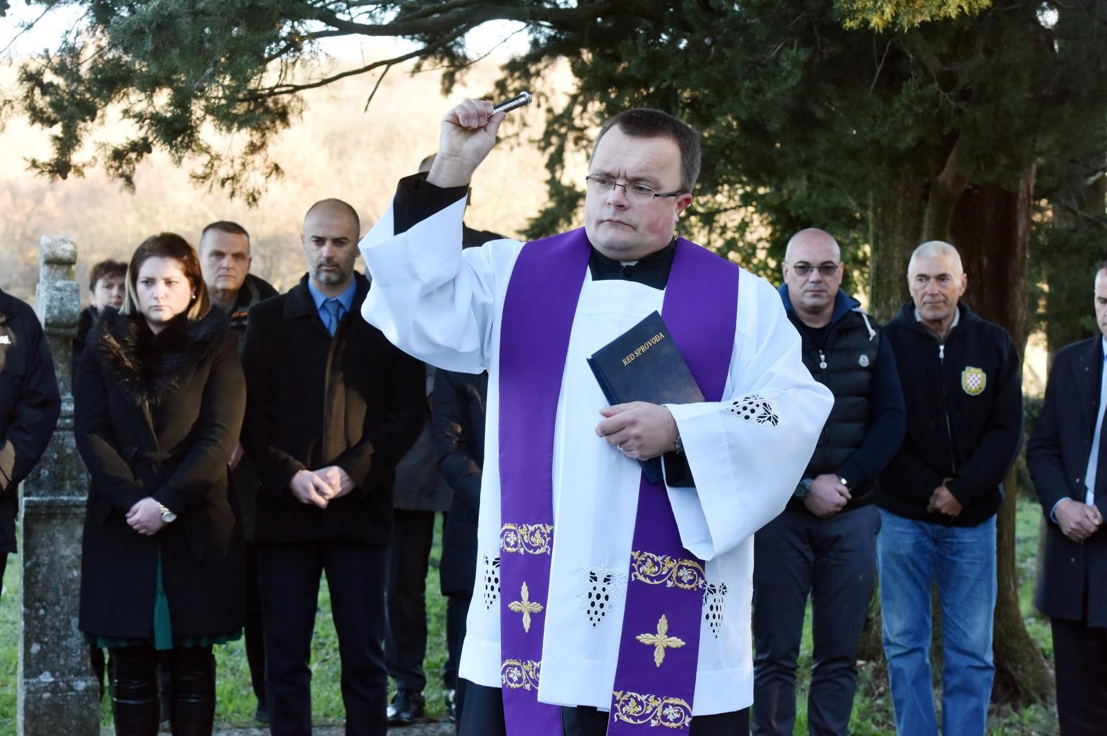 Ervenik: Obilježena 26. godišnjica stradanja obitelji Čengić