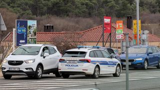 Posedarje: Olujna bura stvara probleme u prometu