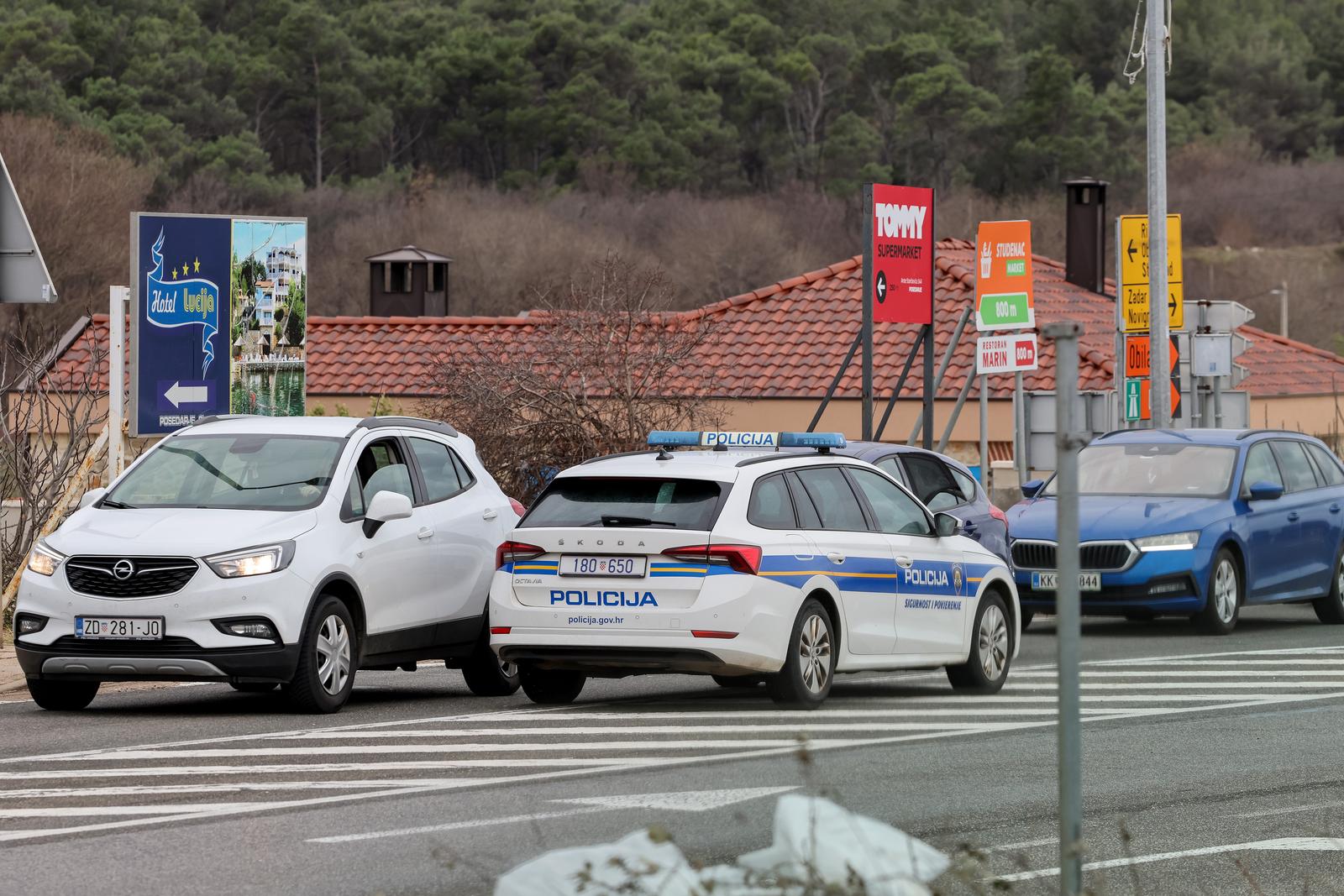 Posedarje: Olujna bura stvara probleme u prometu