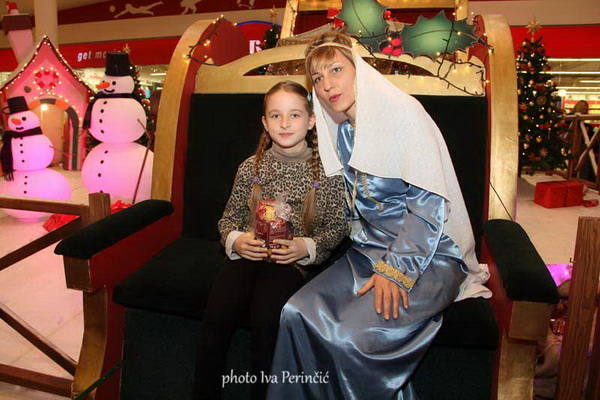 Sv. Luce razveselila mališane u Supernova centru, Foto: Iva Perinčić Sv. Luce razveselila mališane u Supernova centru, Foto: Iva Perinčić