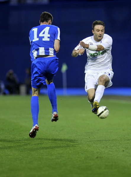 Zagreb, 220513.
Stadion Maksimir.
Uzvratna utakmica 22. finala Hrvatskog nogometnog kupa, Lokomotiva – Hajduk.
Na fotografiji: Ivan Boras (lok), Goran Jozinovic.
Foto: Srdjan Vrancic / CROPIX Zagreb, 220513.
Stadion Maksimir.
Uzvratna utakmica 22. finala Hrvatskog nogometnog kupa, Lokomotiva – Hajduk.
Na fotografiji: Ivan Boras (lok), Goran Jozinovic.
Foto: Srdjan Vrancic / CROPIX