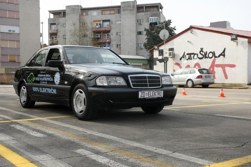 03.04.2014., Zadar – U Solarnom centru na Putu Murvice prezentirano je vozilo koje pokrece iskljucivo elektricna energija. Automobil su u cetiri mjeseca rada napravili ucenici Strukovne skole Vice Vlatkovica Valentino Raspovic, Andjelo Pastuovic i Toni 03.04.2014., Zadar – U Solarnom centru na Putu Murvice prezentirano je vozilo koje pokrece iskljucivo elektricna energija. Automobil su u cetiri mjeseca rada napravili ucenici Strukovne skole Vice Vlatkovica Valentino Raspovic, Andjelo Pastuovic i Toni