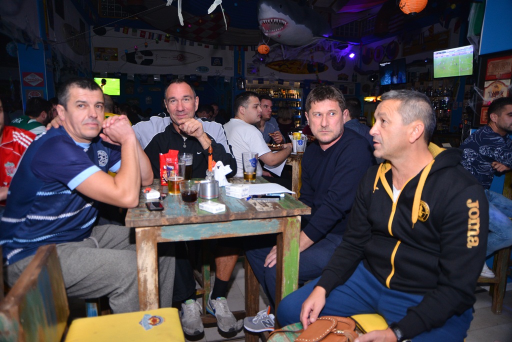 Famous Bar: 1. kolo Lige sportskog kviza “Nogometne ikone” 27. listopada 2016. Foto. Iva Perinčić Famous Bar: 1. kolo Lige sportskog kviza “Nogometne ikone” 27. listopada 2016. Foto. Iva Perinčić