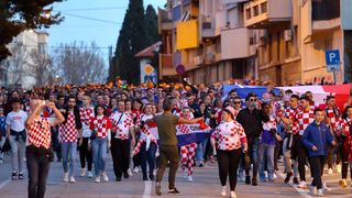 Rijeke navijača u Splitu pred početak utakmice Hrvatske i Walesa Rijeke navijača u Splitu pred početak utakmice Hrvatske i Walesa