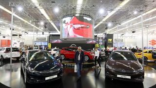 Posjetitelji razgledavaju modele automobila na Zagreb Auto Showu  koji se održava na zagrebačkom Velesajmu.  Photo: Borna Filić/PIXSELL