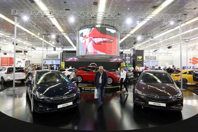 Posjetitelji razgledavaju modele automobila na Zagreb Auto Showu  koji se održava na zagrebačkom Velesajmu.  Photo: Borna Filić/PIXSELL