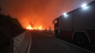 Tučepi: Požar se širi, zahvatio ranč i kuće, vatrogasci u akciji