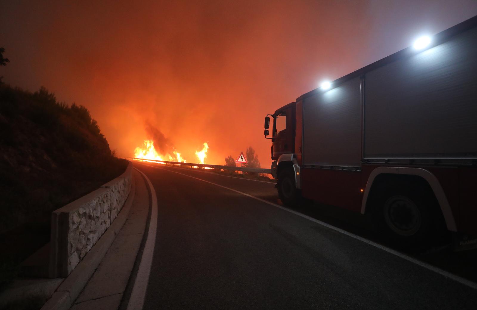 Tučepi: Požar se širi, zahvatio ranč i kuće, vatrogasci u akciji