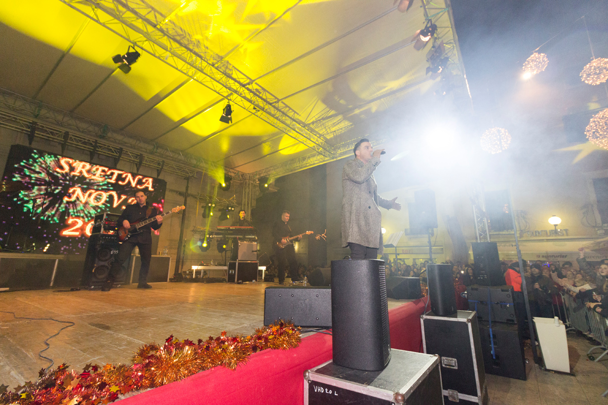 Doček 2017: Najluđa noć na zadarskom Poluotoku privukla više tisuća Zadrana i gostiju Doček 2017: Najluđa noć na zadarskom Poluotoku privukla više tisuća Zadrana i gostiju