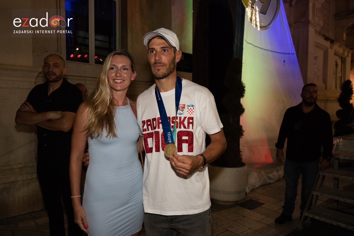 Svečani doček svjetskih prvaka Mihovila i Šime Fantele na Narodnom trgu Svečani doček svjetskih prvaka Mihovila i Šime Fantele na Narodnom trgu