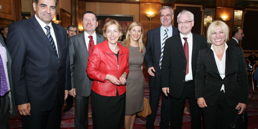 Zagreb, 021009.
Hotel Westin
Okrugli stol “Kako shvacamo komunikaciju” koji se odrzao u okviru 10. konferencije za odnose s javnoscu HUOJ-a, a na kojem su sudjelovali predsjednicki kandidati.
Na slici: Predsjednicki kandidati Nadan Vidosevic, Vesna Pusic, Zagreb, 021009.
Hotel Westin
Okrugli stol “Kako shvacamo komunikaciju” koji se odrzao u okviru 10. konferencije za odnose s javnoscu HUOJ-a, a na kojem su sudjelovali predsjednicki kandidati.
Na slici: Predsjednicki kandidati Nadan Vidosevic, Vesna Pusic,