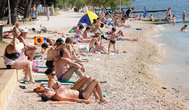 Zadar, 160610.
Kupanje i suncanje u Zadru.
Foto : Andrija Lucic / cropix