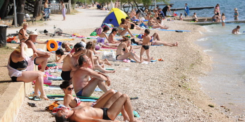 Zadar, 160610.
Kupanje i suncanje u Zadru.
Foto : Andrija Lucic / cropix Zadar, 160610.
Kupanje i suncanje u Zadru.
Foto : Andrija Lucic / cropix