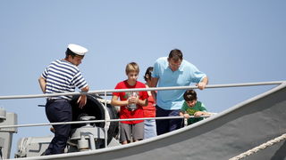 Zadar, 050810.
Brod Hrvatske ratne mornarice Andrija Mohorovcic na vezu u zadarskoj luci otvoren je za gradjane koji ga mogu razgledati, od 8 do 12 sati.
Foto: Jure Miskovic / CROPIX