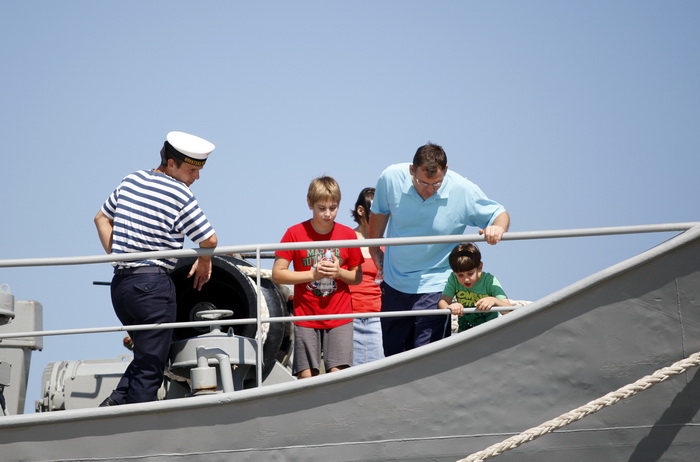 Zadar, 050810.
Brod Hrvatske ratne mornarice Andrija Mohorovcic na vezu u zadarskoj luci otvoren je za gradjane koji ga mogu razgledati, od 8 do 12 sati.
Foto: Jure Miskovic / CROPIX