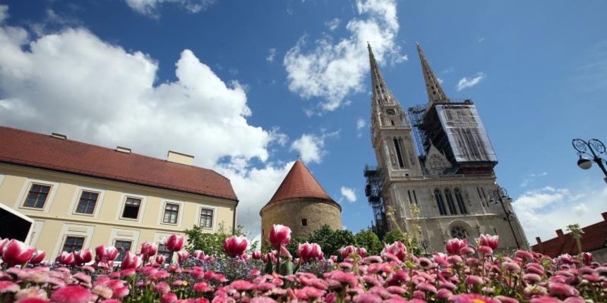 Nakon kisnog jutra Kaptol i zagrebacka prvostolnica zablistali na proljetom suncu. Grad Zagreb. Photo: Robert Anic/PIXSELL