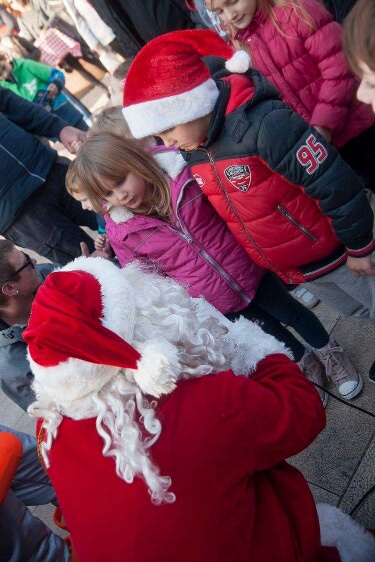 Božićnica na Novom: Radiolino, Djed božićnjak i ekipa Novog radija darivala sugrađane. Foto: Jurica Gašpar