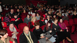 Zadar, 23.02.2012. snimio: Nenad Marčev
Gradsko kazalište Marina Držića Dubrovnik
Milan Ogrizović
HASANAGINICA
redatelj: Ivan Leo Lemo
Igraju: Jasna Jukić, Vladimir Posavec, Slavko Juraga, Milka Podrug Kokotović, Izmira Brautović, Lana Helena Hul Zadar, 23.02.2012. snimio: Nenad Marčev
Gradsko kazalište Marina Držića Dubrovnik
Milan Ogrizović
HASANAGINICA
redatelj: Ivan Leo Lemo
Igraju: Jasna Jukić, Vladimir Posavec, Slavko Juraga, Milka Podrug Kokotović, Izmira Brautović, Lana Helena Hul