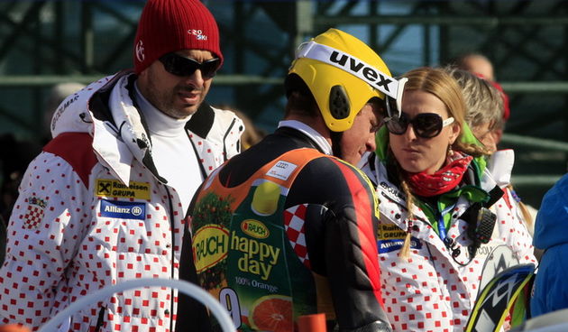 Kranjska Gora, 050311. U Kranjskoj Gori na stazi Podkoren vozi se Audi FIS svjetski kup u veleslalomu. Ivica Kostelic je startao 9 i zaostao 1,98 sec za prvim austrijancem Schoerghoferom. Na slici Ivica na cilju i sestra Janica. Foto: Goran Sebelic / CROP
