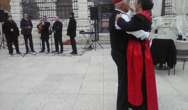 Uskršnji ponedjeljak na Narodnom trgu: klapska pisma i ples