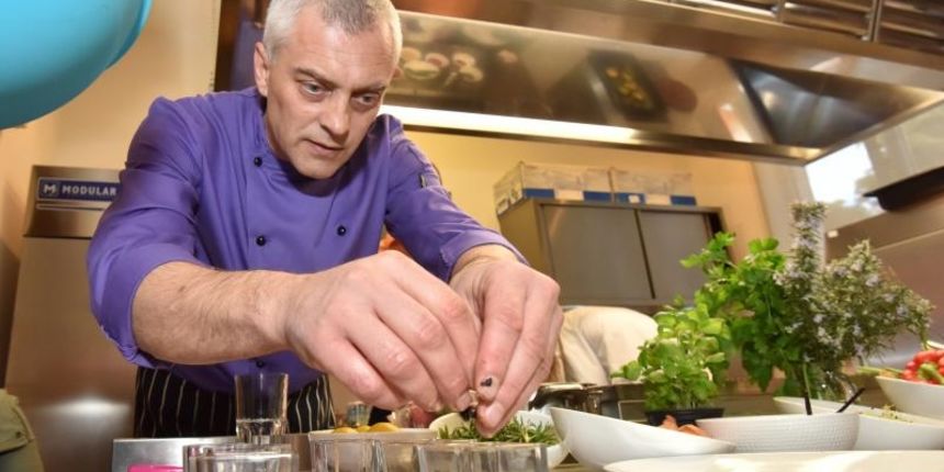 Zadar – Na prezentaciji u Impact centru Kuhar Renato Kraljev pripremao je zajedno s ucenicima tri slana i tri slatka jela s jagodama. Projektom se zeli povecati interes za uzgoj i konzumaciju jagoda u Zadarskoj zupaniji. Photo: Dino Stanin/PIXSELL Autor Zadar – Na prezentaciji u Impact centru Kuhar Renato Kraljev pripremao je zajedno s ucenicima tri slana i tri slatka jela s jagodama. Projektom se zeli povecati interes za uzgoj i konzumaciju jagoda u Zadarskoj zupaniji. Photo: Dino Stanin/PIXSELL Autor