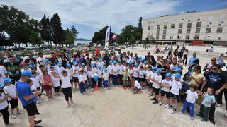 Zadar, 250513.
Univerzalna sportska skola “Dite zadarsko” kraj sezone obiljezila proslavom cetvrtog rodjendana i odrzavanjem sportskih igara na Forumu.
Na fotografiji: sporske igre “Dite zadarsko”.
Foto: Luka Gerlanc / CROPIX
