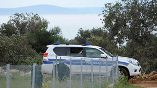 Vir, 060513.
Ministarstvo graditeljstva nastavilo je akciju uklanjanja bespravno sagradjenih objekata na otoku Viru. Danas su u uvali Srpljica rusena tri prizemna objekta i gusterna za vodu, a u narednim danima ce se ukloniti jos sest objekata.
Na fotogra