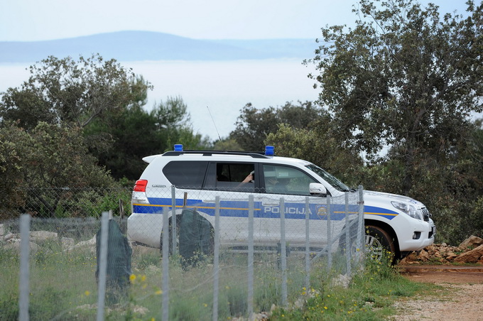 Vir, 060513.
Ministarstvo graditeljstva nastavilo je akciju uklanjanja bespravno sagradjenih objekata na otoku Viru. Danas su u uvali Srpljica rusena tri prizemna objekta i gusterna za vodu, a u narednim danima ce se ukloniti jos sest objekata.
Na fotogra