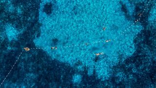 Spektakularan pogled iz zraka na uvalu i otočić Pokonji Dol kod Hvara