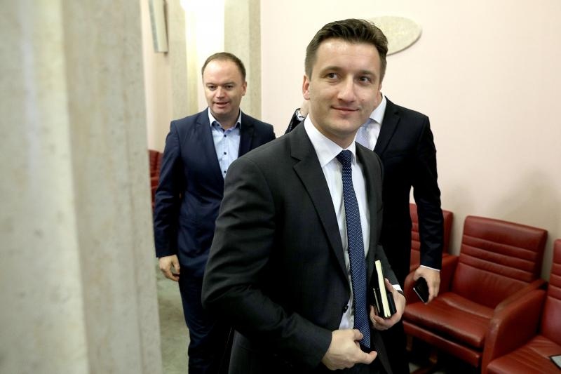 Sjednica Sabora nastavljena je glasovanjem o Prijedlogu izmjena i dopuna Drzavnog proracuna Republike Hrvatske za 2016. godinu i projekcija za 2017. i 2018. godinu.