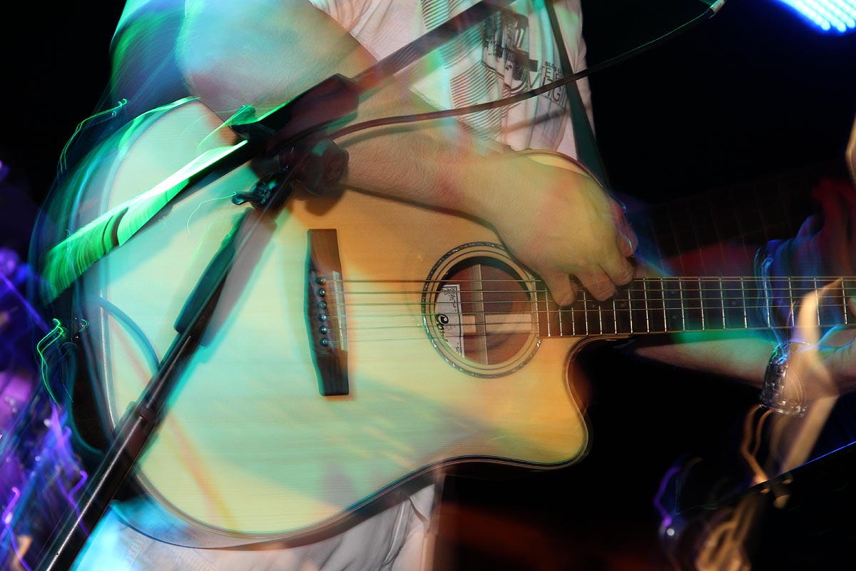 Na Stanovima se Kraljica mira slavi već preko 20 godina, a sinoćnjim misnim slavljem, procesijom i kasnije koncertom na školskom igralištu Stanarci su proslavili još jednu feštu. Koncert su održali grupa Dalmatico i Ivica Sikirić Ićo, foto: I. Perinčić Na Stanovima se Kraljica mira slavi već preko 20 godina, a sinoćnjim misnim slavljem, procesijom i kasnije koncertom na školskom igralištu Stanarci su proslavili još jednu feštu. Koncert su održali grupa Dalmatico i Ivica Sikirić Ićo, foto: I. Perinčić