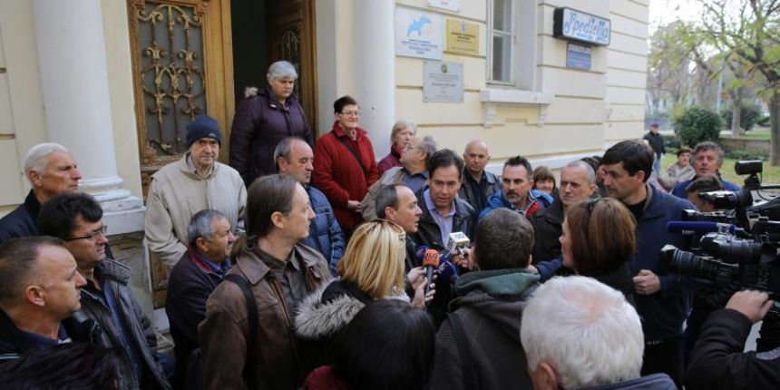 18.12.2013., Zadar – Prosvjedni skup bivsih radnika Croatia-Zadar Linea odrzan je ispred zgrade sindikata. Photo: Filip Brala/PIXSELL 18.12.2013., Zadar – Prosvjedni skup bivsih radnika Croatia-Zadar Linea odrzan je ispred zgrade sindikata. Photo: Filip Brala/PIXSELL