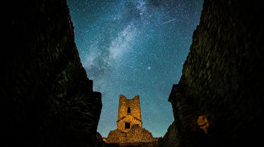 Civljane: Pogled na zvjezdano nebo i meteorski roj Perzeida kod crkve Svetog Spasa