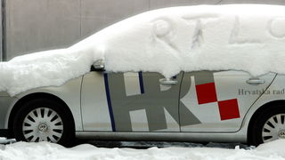 Zadar, 050212.
Zadarska snjezna prica traje vec treci dan. Zadar je i dalje prekriven bijelim pokrivacem, a gradjani nemaju vecih problema.
Na slici: automobil HRT-a prekriven snijegom na kojem je napisano RTL.
Foto: Jure Miskovic / CROPIX Zadar, 050212.
Zadarska snjezna prica traje vec treci dan. Zadar je i dalje prekriven bijelim pokrivacem, a gradjani nemaju vecih problema.
Na slici: automobil HRT-a prekriven snijegom na kojem je napisano RTL.
Foto: Jure Miskovic / CROPIX