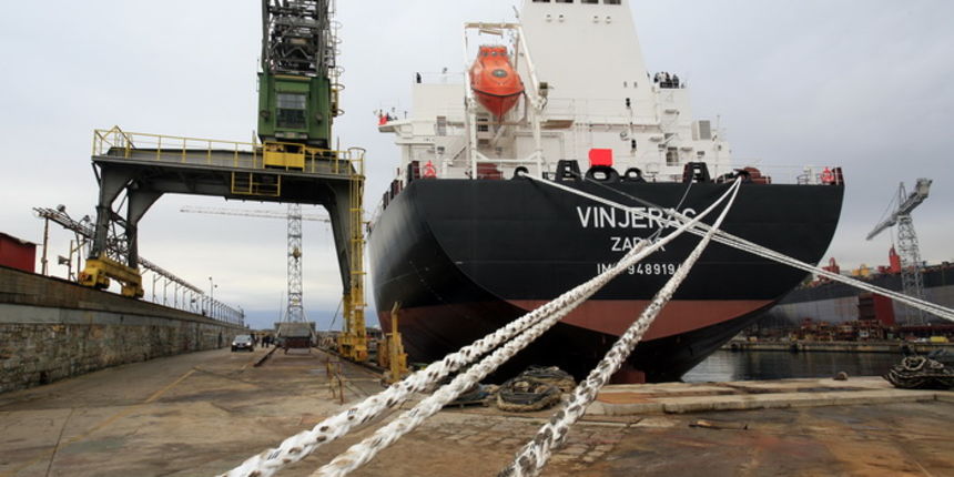 Rijeka, 251011.
U rijeckom brodogradilistu 3. maj danas je Tankerska plovidba Zadar preuzela tanker Vinjerac porinut krajem svibnja. Rijec je o drugom istovjetnom tankeru izgradjenom u 3. maju za zadarskog narucitelja. Sluzi za prijevoz nafte, naftnih pre