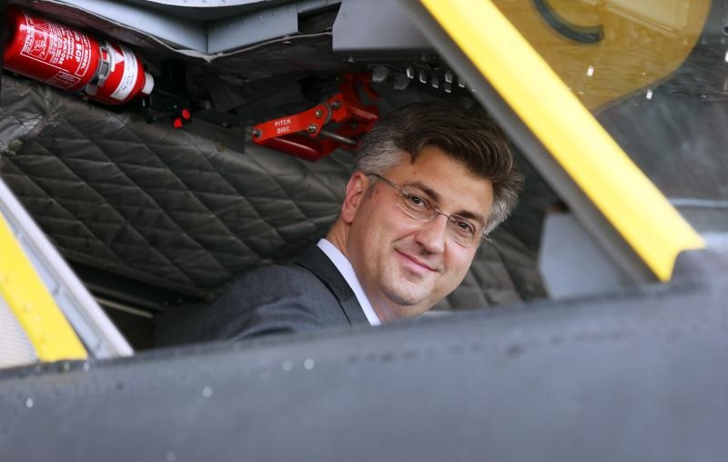 Plenković i Krstičević posjetili zračnu bazu Zemunik i protupožarnu eskadrilu Plenković i Krstičević posjetili zračnu bazu Zemunik i protupožarnu eskadrilu