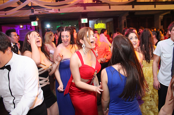 Maturalna večer Gimnazije Vladimira Nazora (foto:Saša Čuka) Maturalna večer Gimnazije Vladimira Nazora (foto:Saša Čuka)