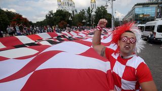 U Fun zoni u Kalinjingradu hrvatski navijači razvili 96-metarsku zastavu