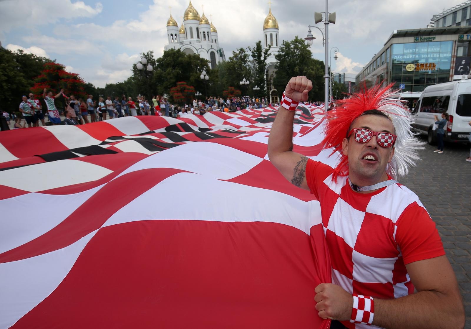 U Fun zoni u Kalinjingradu hrvatski navijači razvili 96-metarsku zastavu