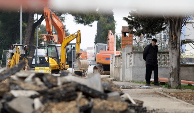 Zadar, 280311.
Kao i svake godine u predsezoni dok dolaze prvi turisti na zadarskim ulicama uvijek ista slika, citav grad je raskopan. Na slici radovi na ulici Put Bokanjca.
Foto: Jure Miskovic / CROPIX