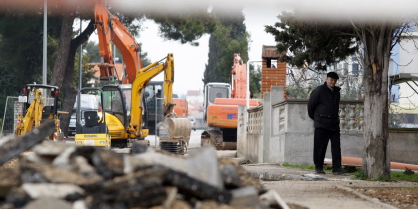 Zadar, 280311.
Kao i svake godine u predsezoni dok dolaze prvi turisti na zadarskim ulicama uvijek ista slika, citav grad je raskopan. Na slici radovi na ulici Put Bokanjca.
Foto: Jure Miskovic / CROPIX