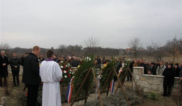 Polaganje vijenaca u spomen na žrtve Medviđe